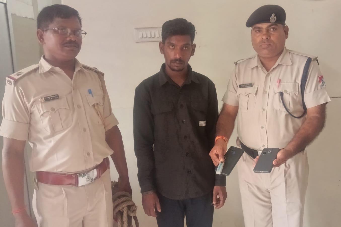 Dhanbad News : चलती ट्रेन में मोबाइल लूट की कोशिश नाकाम, आरोपी गिरफ्तार