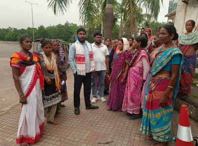Saraikela News : बकाया वेतन को लेकर आदित्यपुर-कांड्रा के सफाई कर्मी हड़ताल पर, किया प्रदर्शन