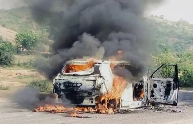Giridih News : चलती कार में लगी आग, चालक की सूझ-बूझ से बची सभी सवारों की जान