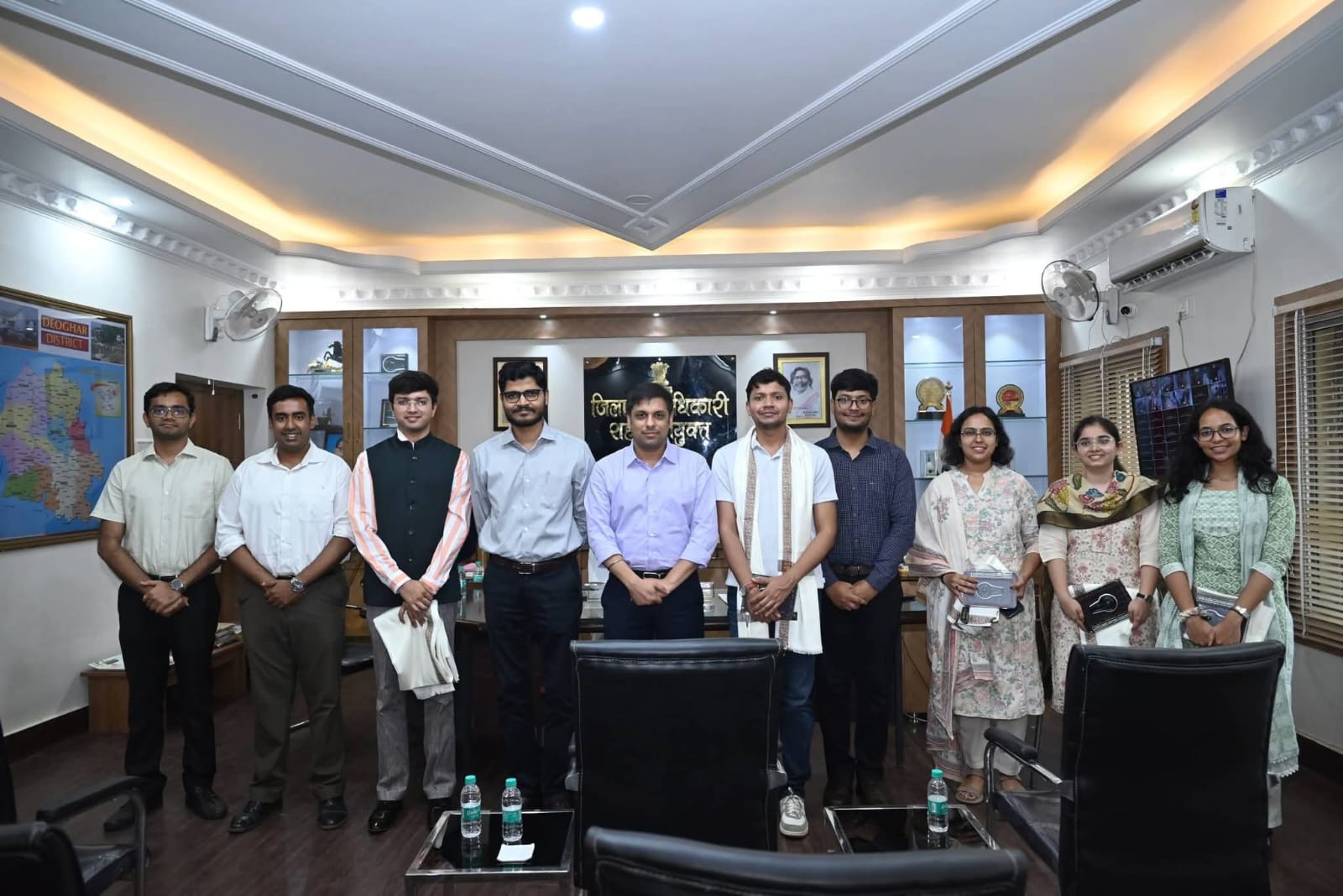 Deoghar News : भारत दर्शन पर निकले प्रशिक्षु आईएएस अधिकारी देवघर पहुंचे, डीसी से की मुलाकात