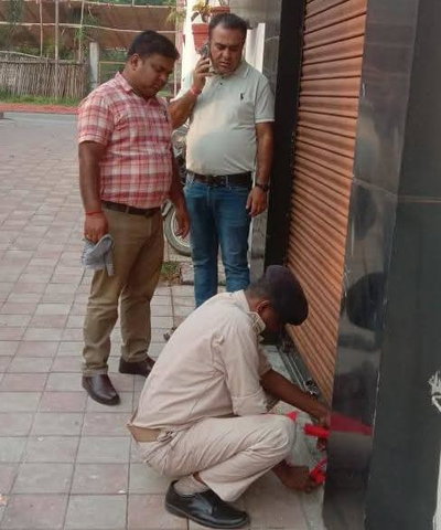Dhanbad News : बिना लाइसेंस चल रहा था उत्सव रिसॉर्ट, निगम ने किया सील