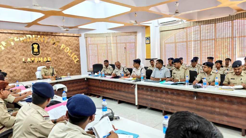Latehar News : एसपी ने क्राइम मीटिंग में पुलिस अधिकारियों को दिए निर्देश