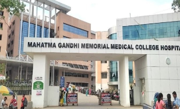 Jamshedpur News : एमजीएम अस्पताल के ICU में 15 जूनियर डॉक्टर ड्यूटी से नदारद, अधीक्षक ने किया शो-कॉज