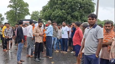 Chatra News : हाइवा के धक्के से सीआरपीएफ जवान की मौत पर फूटा गुस्सा, चतरा-सिमरिया मार्ग 20 घंटे से जाम