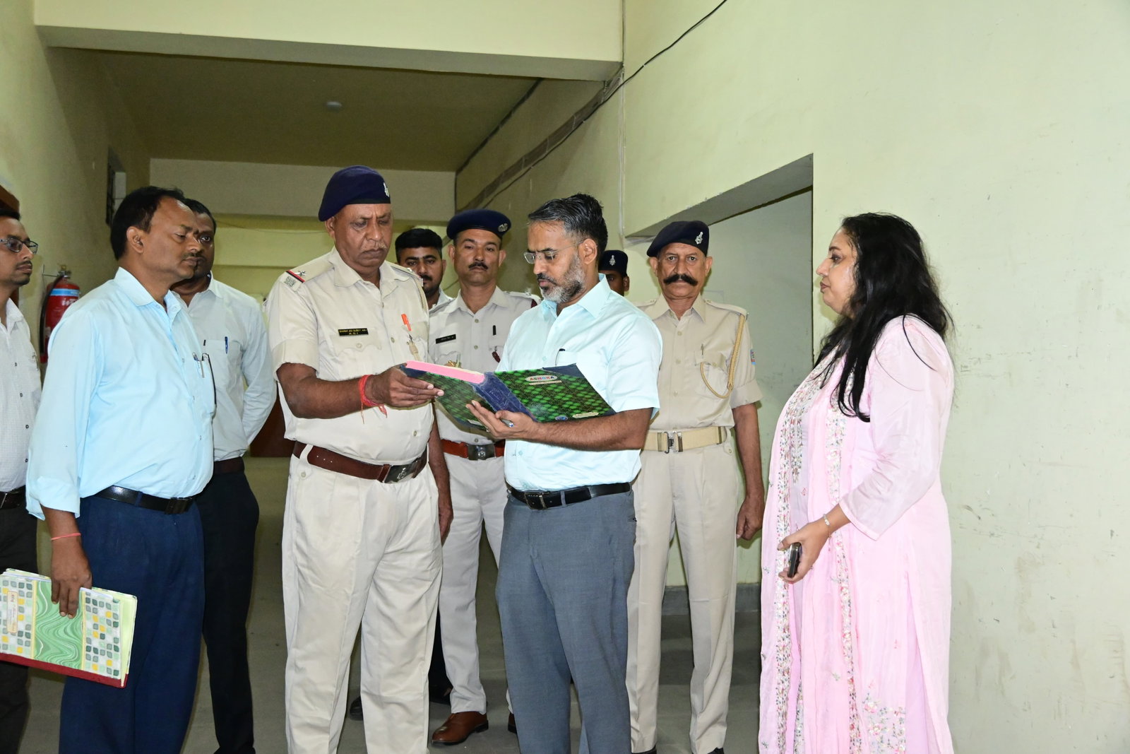 Giridih News :  डीसी ने ईवीएम-वीवीपैट वेयरहाउस का किया निरीक्षण