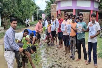 Bokaro News : ग्रामीणों ने जर्जर सड़क पर धनरोपनी कर जताया विरोध