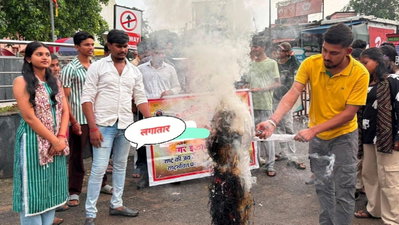 Simdega News : JPSC–JSSC परीक्षा में गड़बड़ी के खिलाफ अभाविप का प्रदर्शन, सरकार का पुतला फूंका