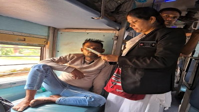 Dhanbad News : रेलवे के मेगा टिकट चेकिंग अभियान में  536 यात्री पकड़ाए, 4.30 लाख वसूला जुर्माना