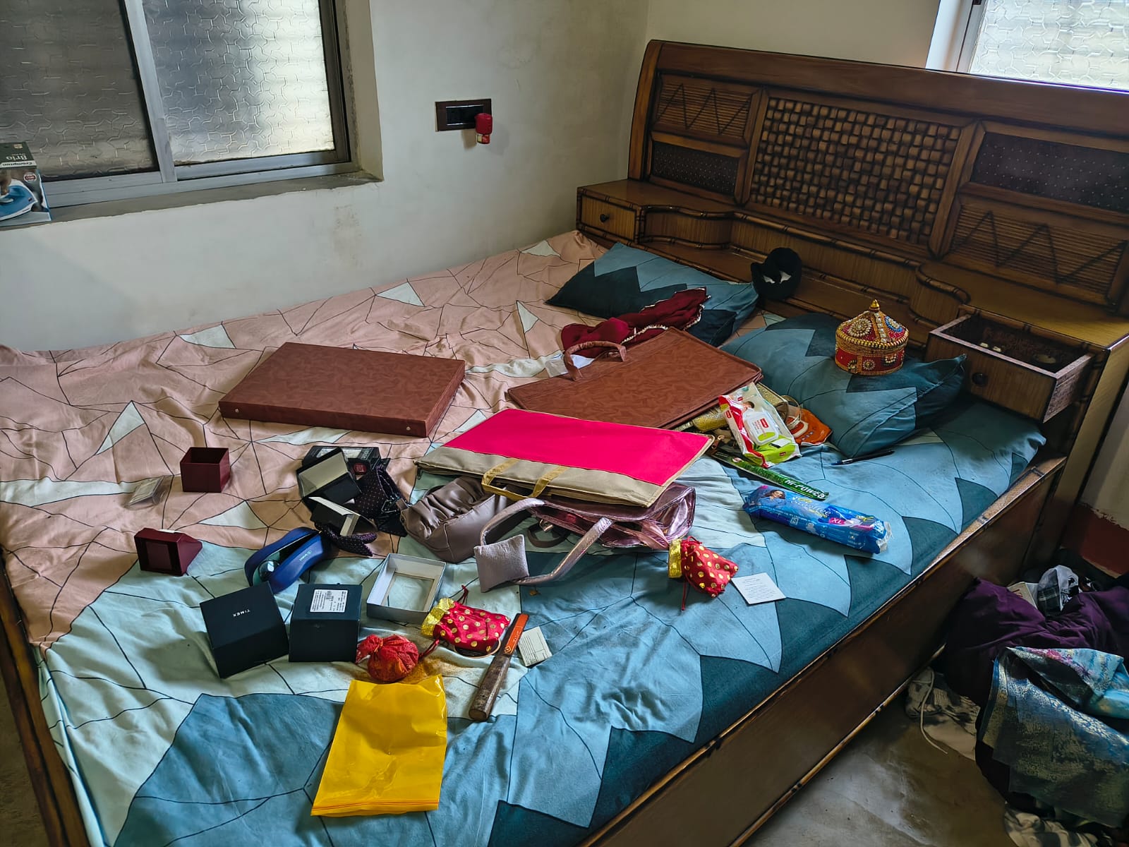 Theft in 3 houses