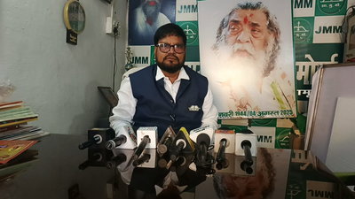 पलामूः झामुमो नेता संजीव तिवारी ने मेयर प्रत्याशी पूनम सिंह का किया समर्थन, पूर्व मेयर पर उठाए सवाल