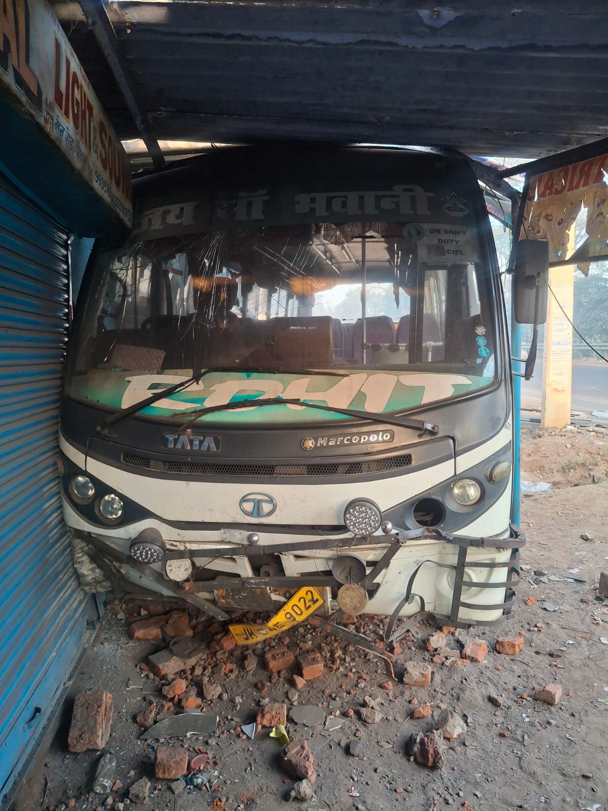 रामगढ़ः बरकाकाना में अनियंत्रित बस ने कई दुकानों को किया क्षतिग्रस्त