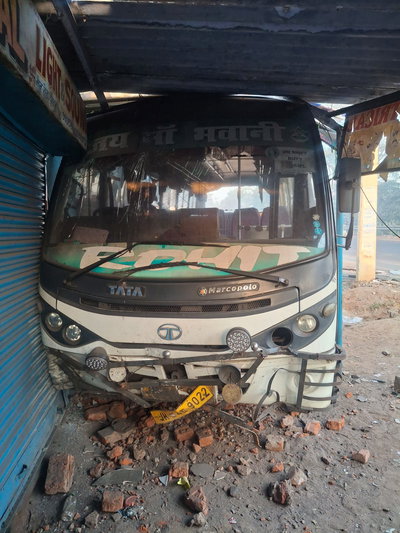 रामगढ़ः बरकाकाना में अनियंत्रित बस ने कई दुकानों को किया क्षतिग्रस्त