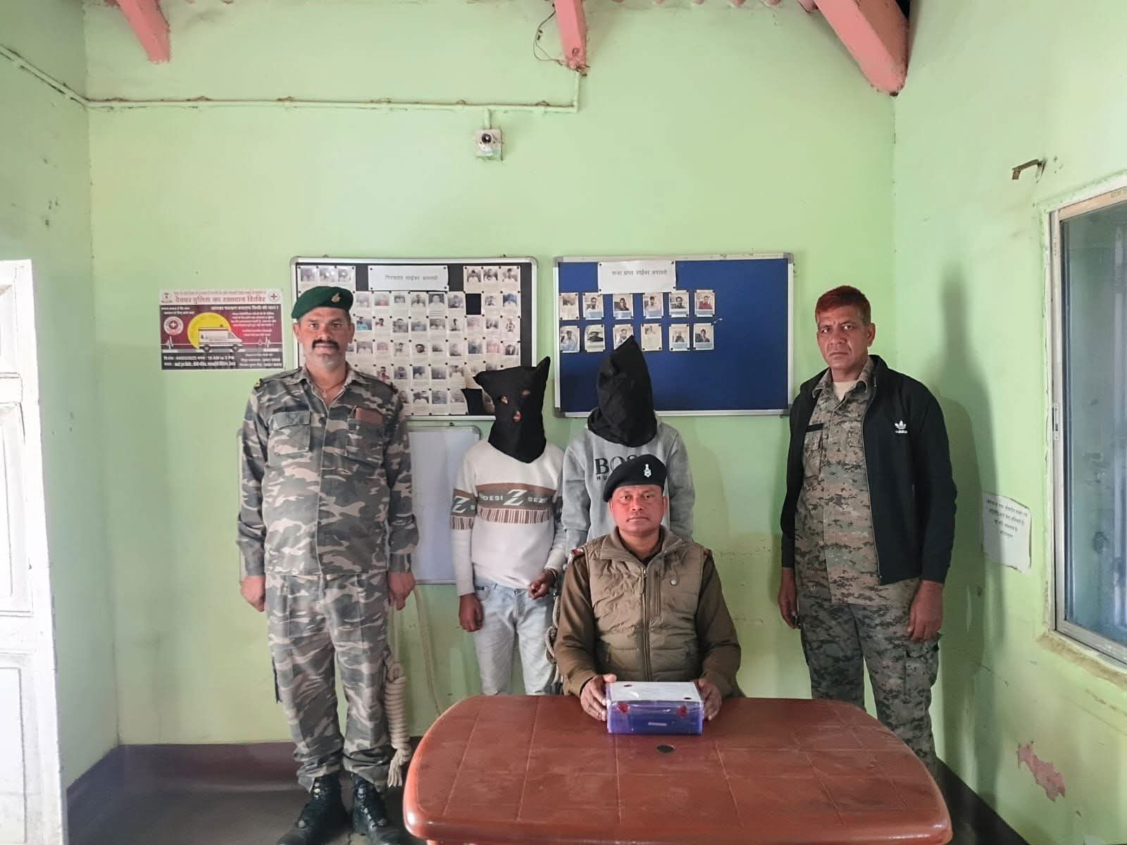 देवघरः जंगल में फर्जी कस्टमर केयर का अड्डा ध्वस्त, दो साइबर अपराधी गिरफ्तार