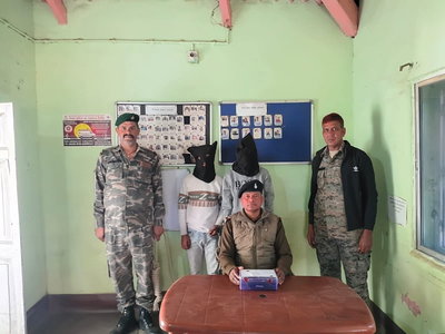 देवघरः जंगल में फर्जी कस्टमर केयर का अड्डा ध्वस्त, दो साइबर अपराधी गिरफ्तार