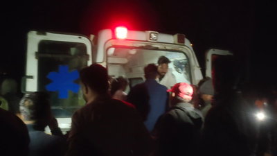 गुमला-चैनपुर मुख्य मार्ग पर बस पलटी, महिला व मासूम की मौत, दो दर्जन लोग घायल