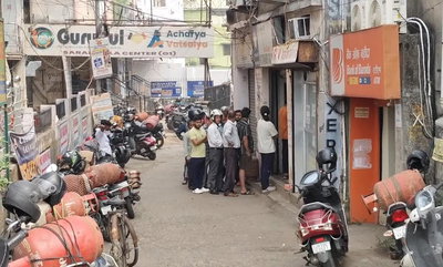 धनबाद में रसोई गैस की किल्लत की अफवाह, एजेंसियों में लगी लंबी कतार