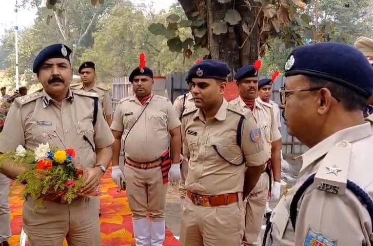 DIG आनंद प्रकाश ने सिंदरी एसडीपीओ कार्यालय का किया निरीक्षण, दिए निर्देश