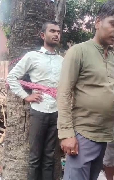 धनबादः बच्चा चोर के शक में युवक को पेड़ से बांधा, पुलिस ने कराया मुक्त