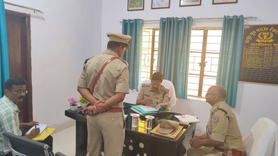 गढ़वाः IG ने रंका SDPO कार्यालय किया निरीक्षण, लंबित कांडों के शीघ्र निष्पादन का निर्देश