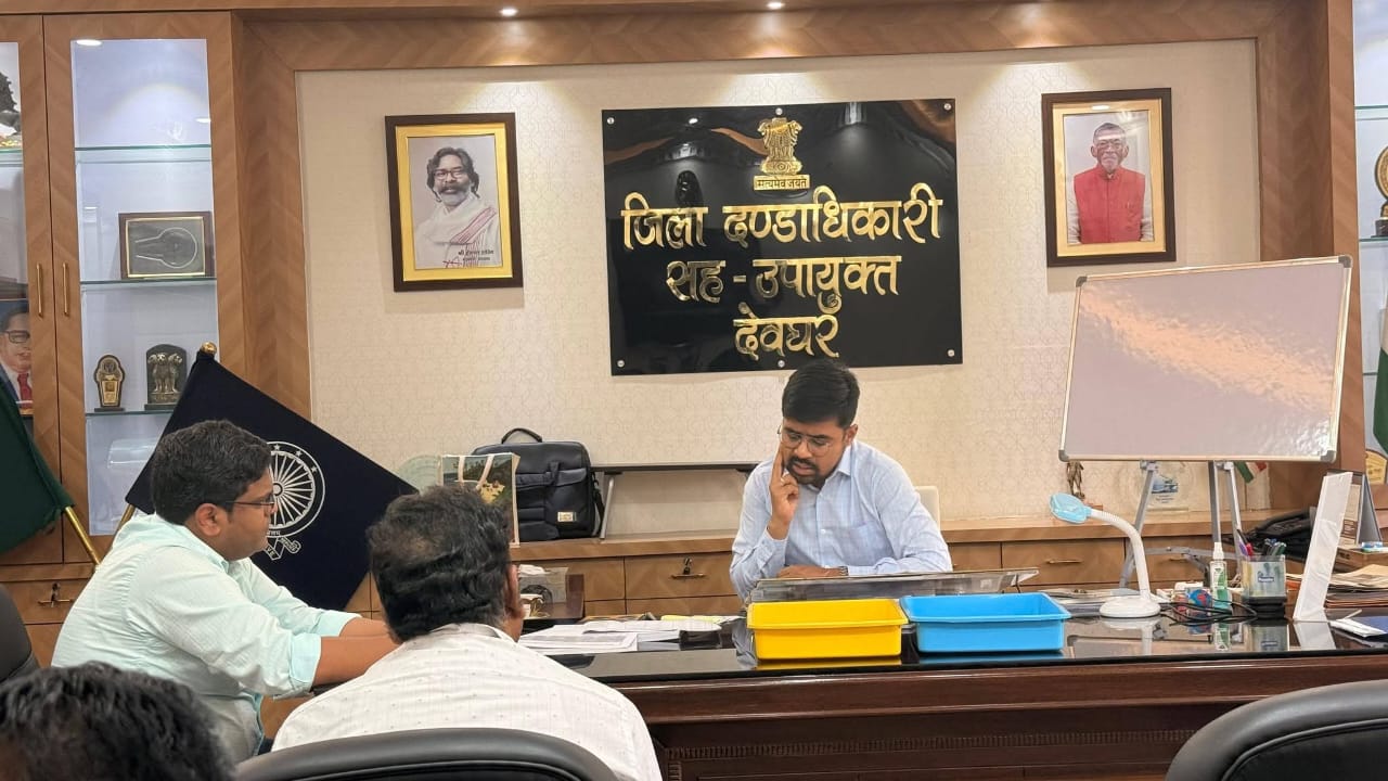 देवघरः डीसी ने की राजस्व विभाग की समीक्षा, वन भूमि के संरक्षण का निर्देश