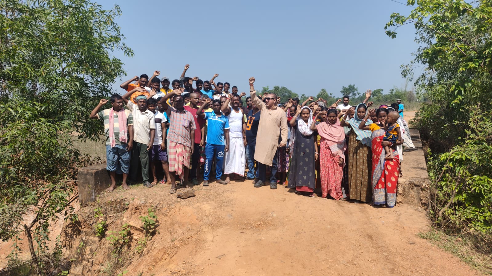 बहरागोड़ा: `मौत का कुआं` बनी चंद्रपुर-खंडामौदा पुलिया, ग्रामीणों ने किया प्रदर्शन