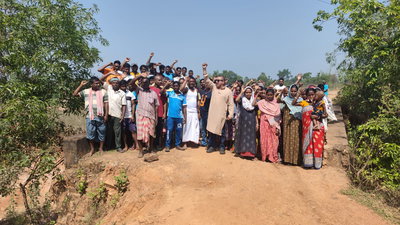 बहरागोड़ा: 'मौत का कुआं' बनी चंद्रपुर-खंडामौदा पुलिया, ग्रामीणों ने किया प्रदर्शन