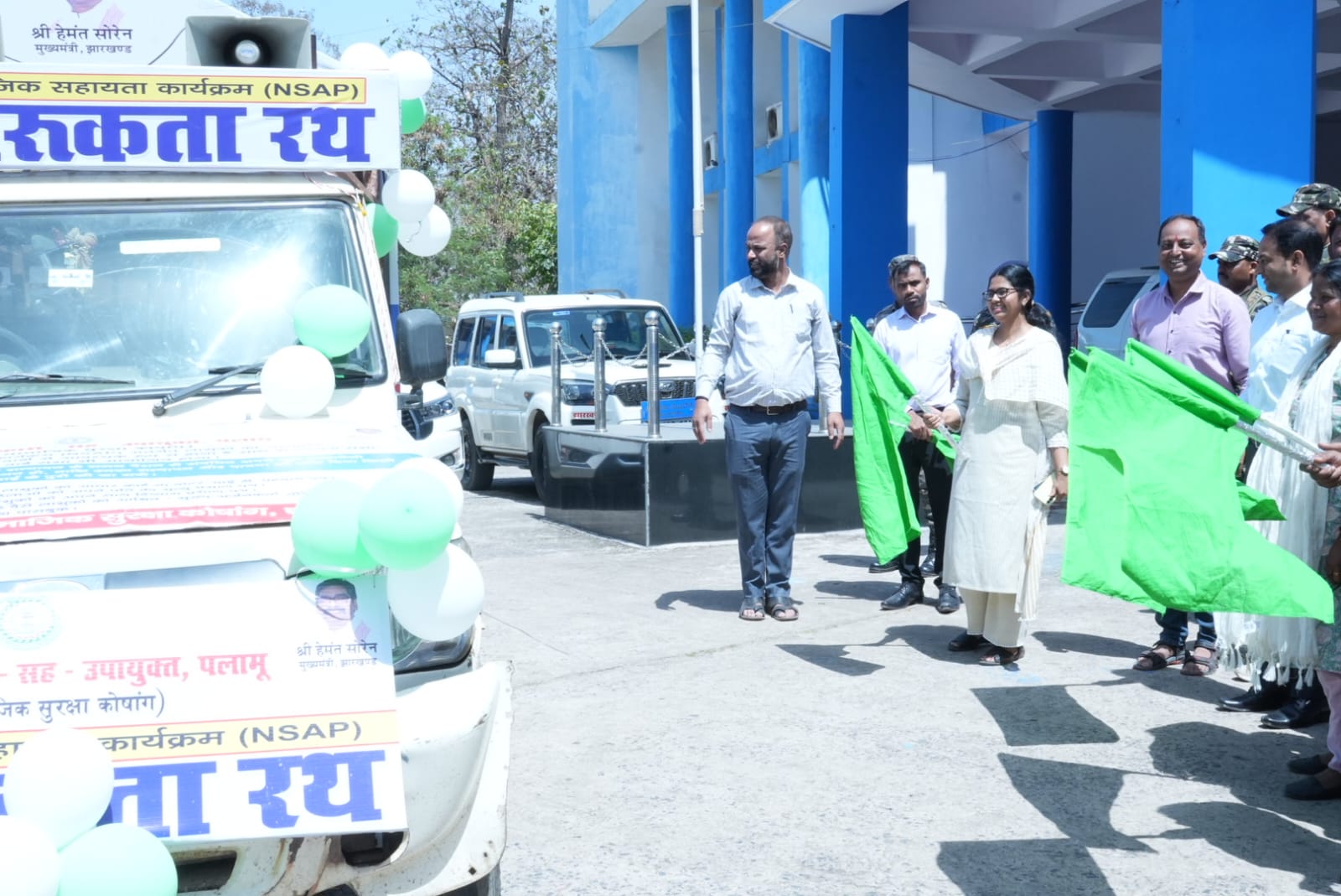 पलामूः डीसी ने जागरूकता रथ किया रवाना, लोगों को सामाजिक अंकेक्षण की देगा जानकारी