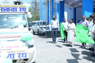 पलामूः डीसी ने जागरूकता रथ किया रवाना, लोगों को सामाजिक अंकेक्षण की देगा जानकारी