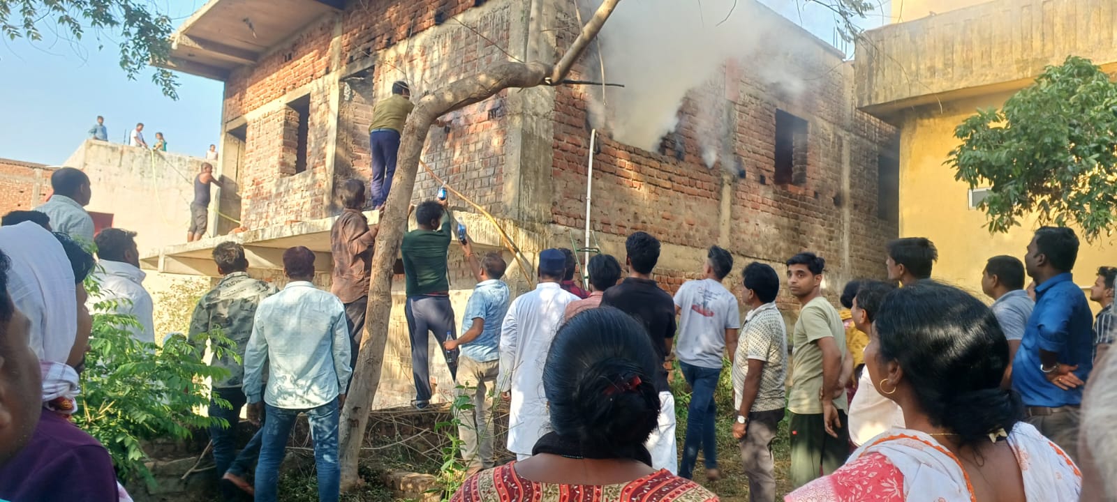 लातेहारः किराना दुकान के गोदाम में लगी आग, लाखों की संपत्ति जलकर राख