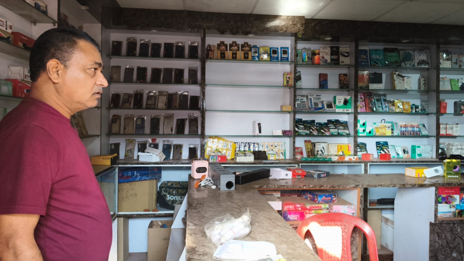 चाईबासाः चोरों ने दो मोबाइल दुकानों को बनाया निशाना, 30 लाख के मोबाइल लेकर फरार