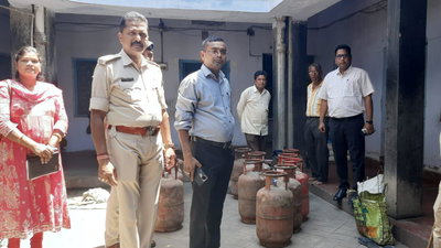चाईबासा में LPG की कालाबाजारी, एसडीओ की छापेमारी में 14 सिलेंडर जब्त