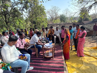 चाईबासाः विधायक जगत माझी ने आनंदपुर में पेड़ के नीचे लगाई चौपाल