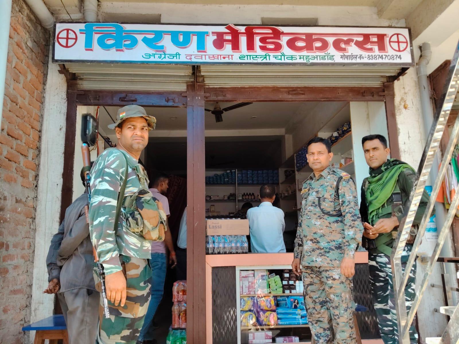 लातेहारः दवा दुकानों में प्रशासन का छापा, प्रतिबंधित दवाओं की बिक्री की हुई जांच