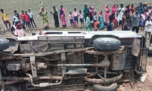 Latehar News : छात्रों से भरी पिकअप वैन पलटी, आधा दर्जन घायल, 2 MMCH रेफर
