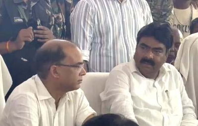 Latehar News :विधायक प्रकाश राम ने जनता दरबार में सीओ को लगायी फटकार, कहा- सिर्फ रुपए लेने में लगे रहते हैं
