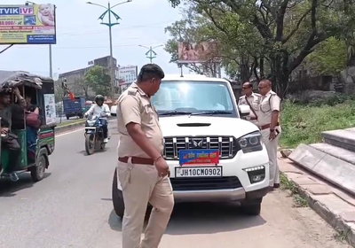 Dhanbad News : ट्रैफिक पुलिस का सघन जांच अभियान, नियम तोड़ने वाले वाहन चालकों को चेतावनी