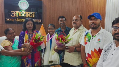 Jamtara News : थाइलैंड में गोल्ड मेडल जीतकर लौटी नाला की देवाषी हेंब्रम का भव्य स्वागत