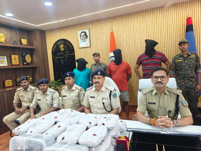 Simdega News : ठेठईटांगर में 43 किलो गांजा बरामद, पिस्टल के साथ 4 गिरफ्तार