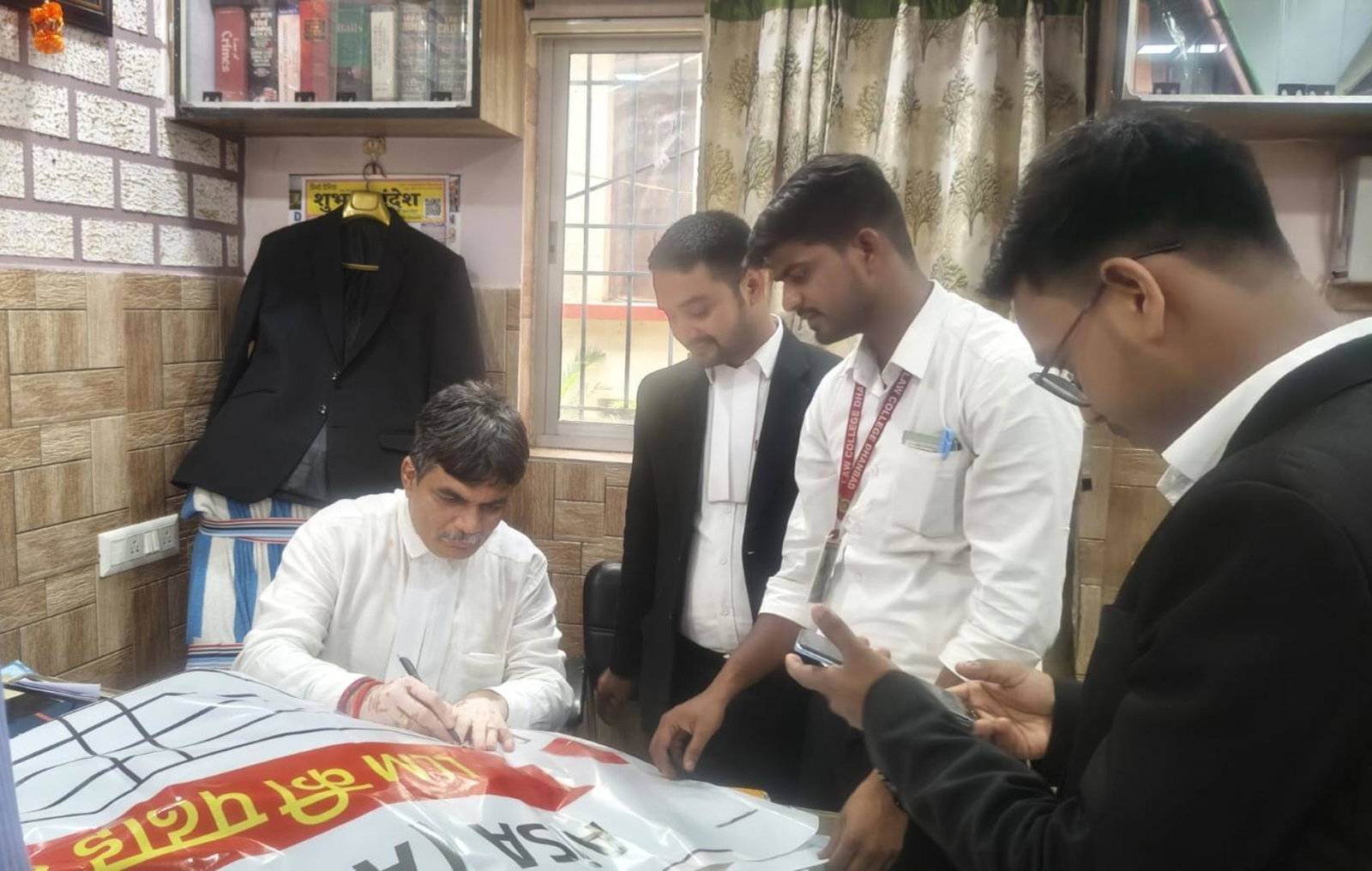 Dhanbad News : LLM की पढ़ाई शुरू करने की मांग तेज, आइसा का सिविल कोर्ट में हस्ताक्षर अभियान