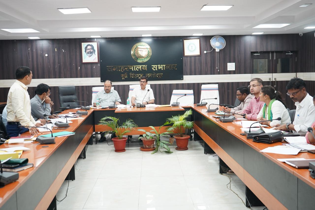 Jamshedpur News : बरसात से पहले विकास योजनाएं पूरी करने पर जोर, डीसी ने अफसरों को दिए निर्देश