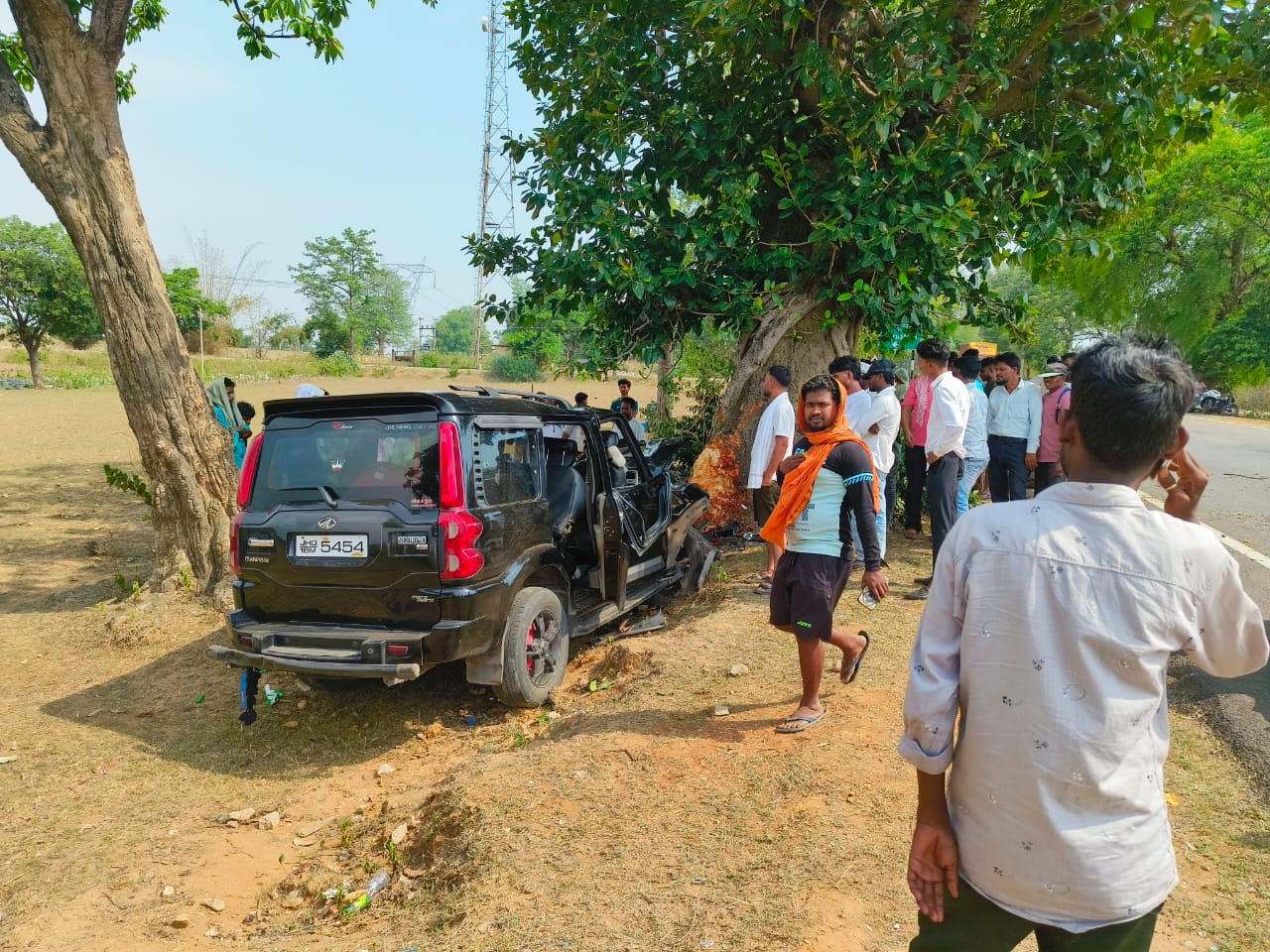 Simdega News : कोलेबिरा में स्कॉर्पियो पेड़ से टकराई, तीन बच्चों की मौत, 4 लोग घायल