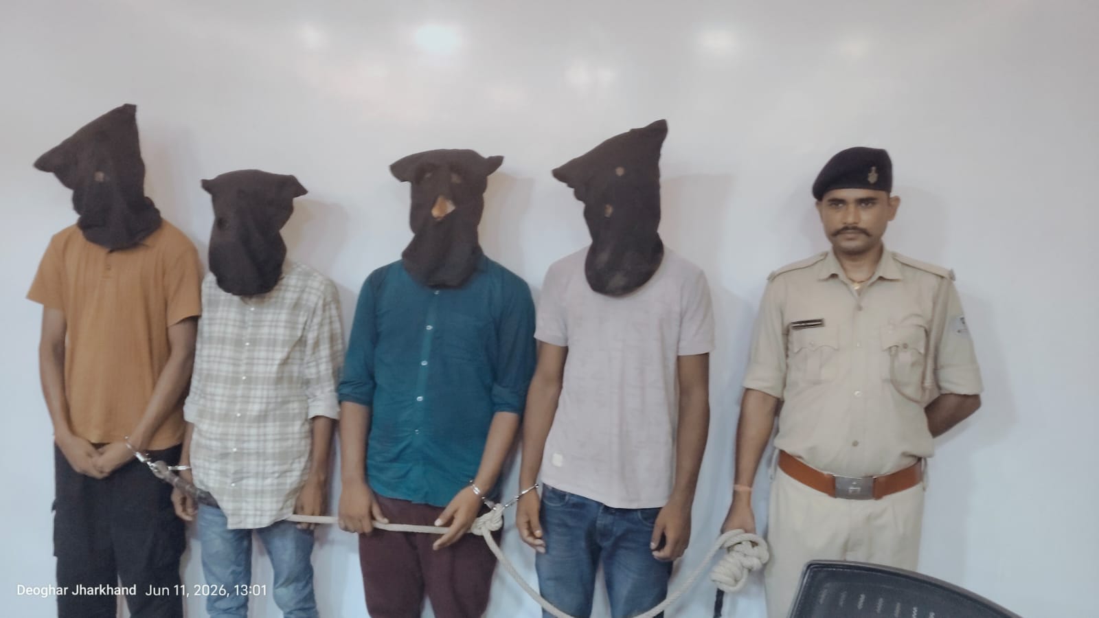 Deoghar News : डाकाय जंगल से 4 साइबर अपराधी गिरफ्तार, 7 मोबाइल फोन व 6 सिम कार्ड बरामद