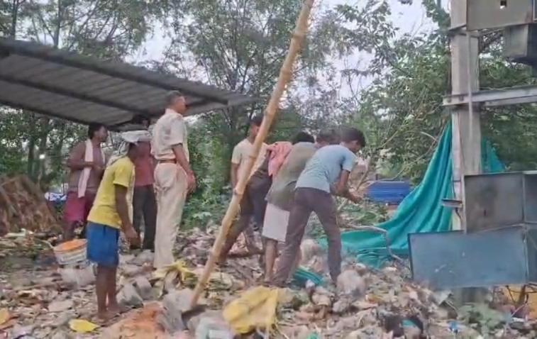 Dhanbad News : गजुवाटांड में निर्माणाधीन दुकान को लेकर दो पक्षों में विवाद, तोड़-फोड़