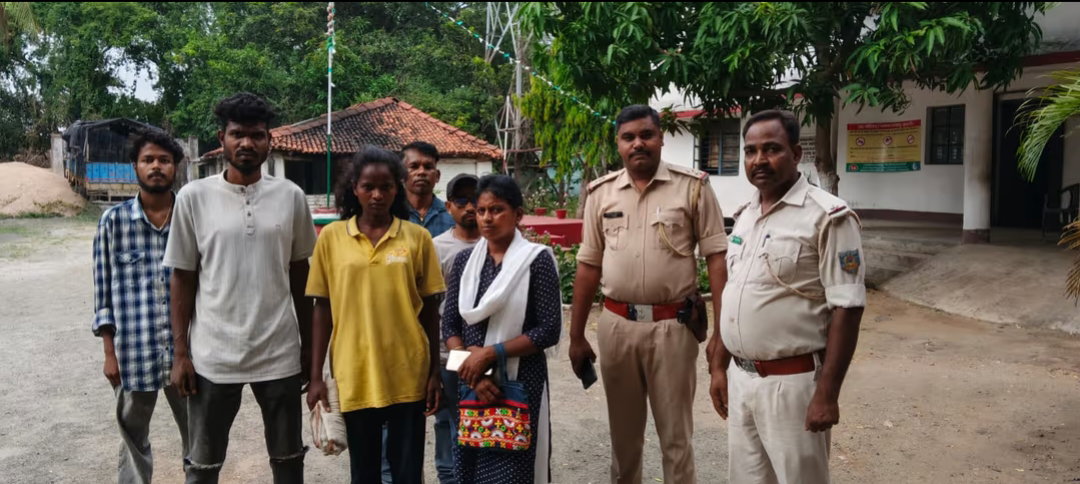 Jamtara News : पुलिस ने भटकी विक्षिप्त युवती को परिजनों से मिलाया