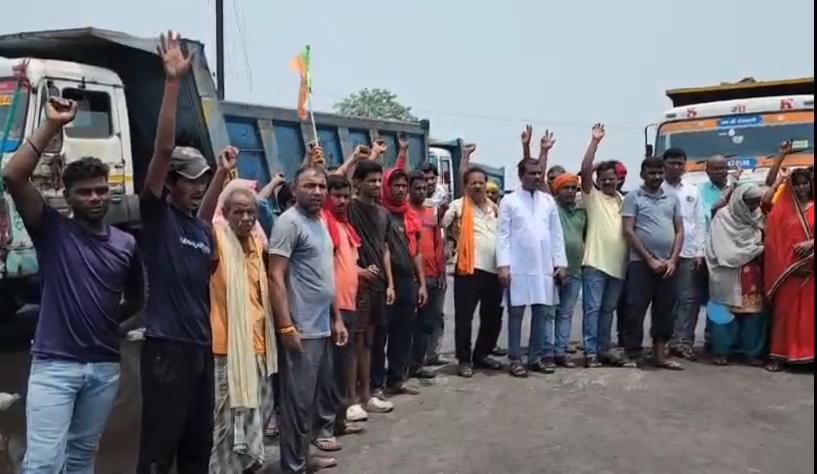Dhanbad News : मंडल केंदुआडीह बस्ती 13 दिनों से अंधेरे में, ग्रामीणों ने एएमपी कोलियरी का काम ठप किया