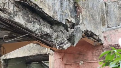 Bokaro News : बरसात से पहले ही खुली बीएसएल क्वार्टरों की पोल, सीढ़ी की रेलिंग गिरने से मचा हड़कंप