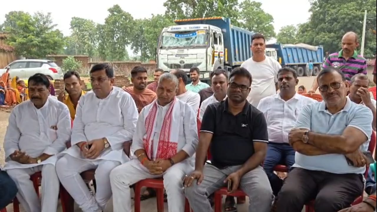 Chatra News : हादसे में सीआरपीएफ जवान की मौत पर उबाल, चतरा-हजारीबाग मार्ग 45 घंटे से जाम