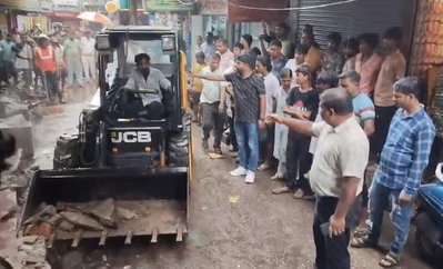 Dhanbad News : झरिया में चला निगम का बुलडोजर, नालियों से हटाया अतिक्रमण