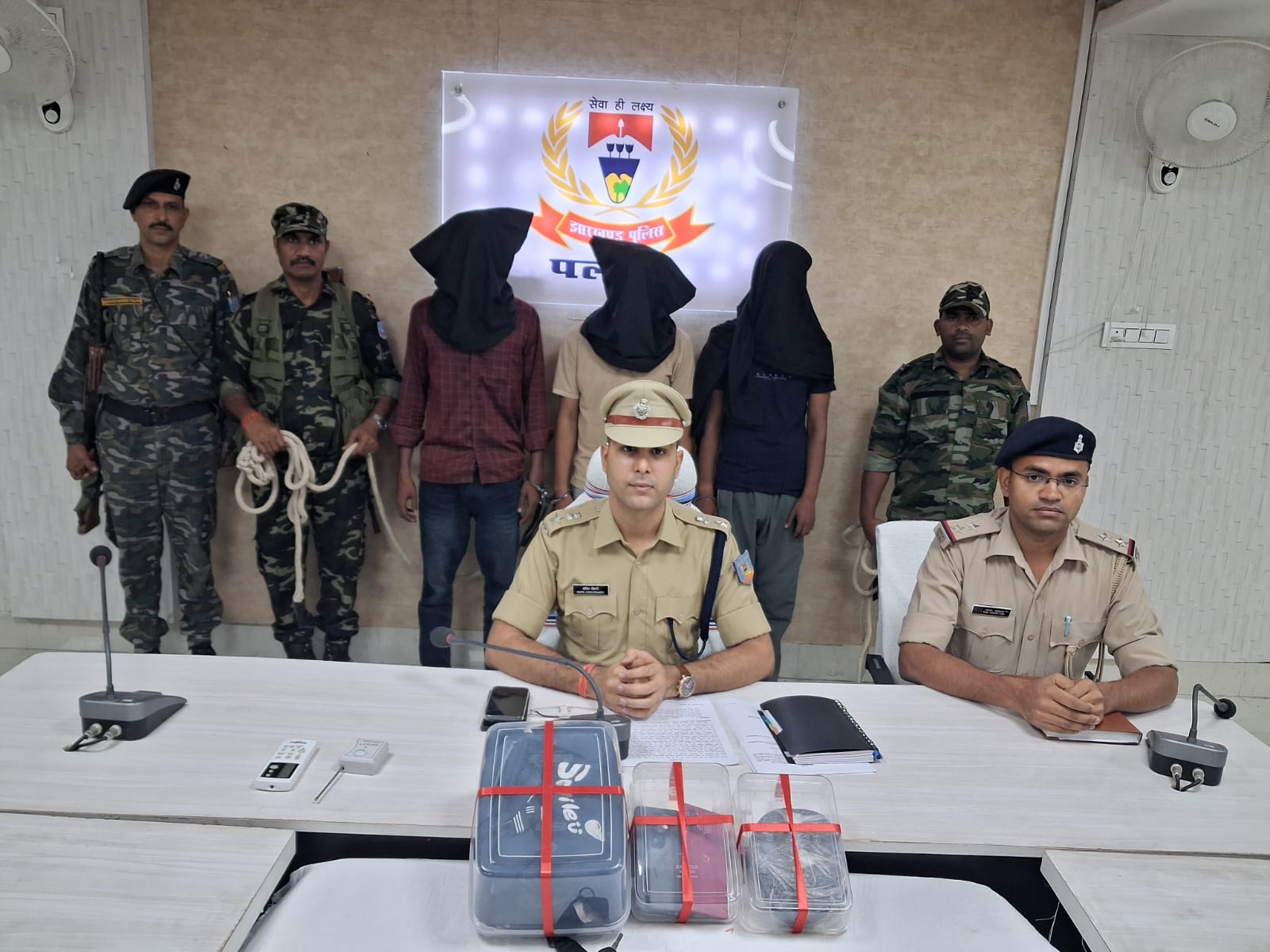 Palamu News : ऑपरेशन प्रहार का असर, पांच अफीम तस्कर गिरफ्तार,12 लाख का डोडा जब्त