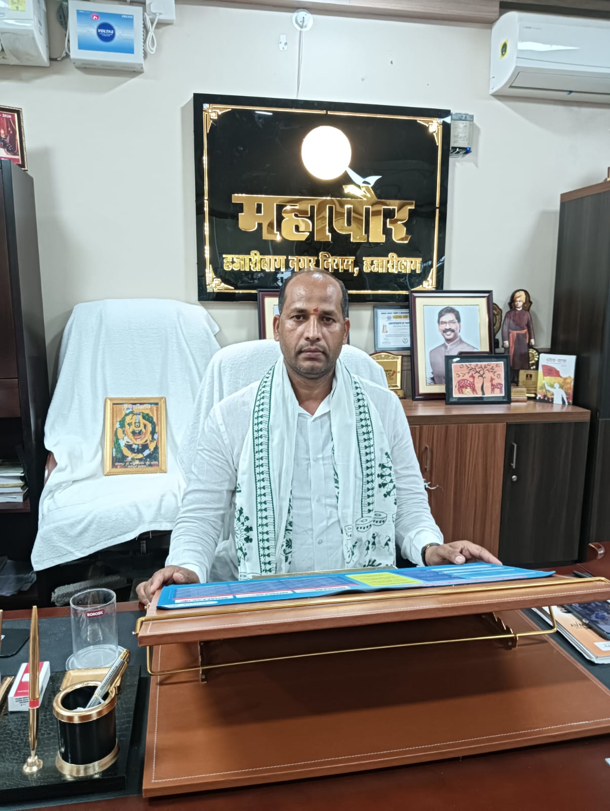 Hazaribagh News : अवैध होर्डिंग्स पर निगम सख्त, 72 घंटे में हटाने का अल्टीमेटम
